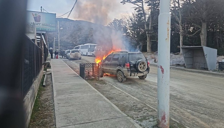 Se incendió una Ecosport y los daños fueron totales