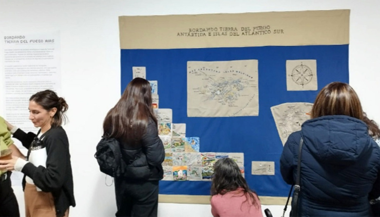 Bordadoras fueguinas presentan un mapa textil de Tierra del Fuego en Buenos Aires