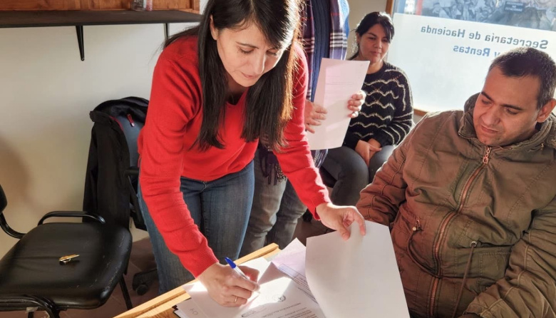 El Municipio de Tolhuin entregó una nueva licencia de taxi en el marco de su política de inclusión laboral
