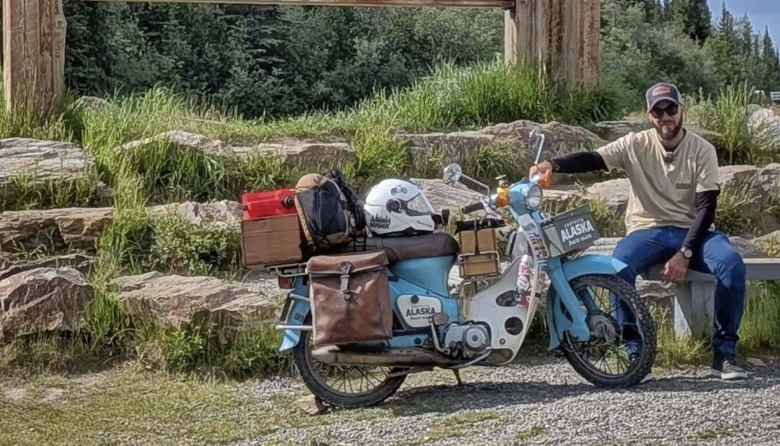 "Pablito Viajero" concretó su recorrido y unió Ushuaia con Alaska en una moto C90