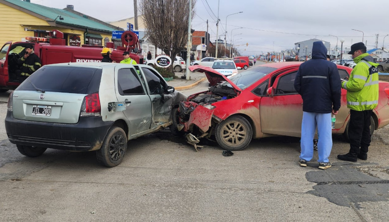 Fuerte choque en cruce semaforizado: una persona herida