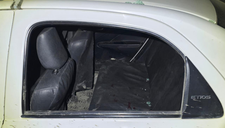 Lo detuvieron y rompió el patrullero mientras estaba adentro