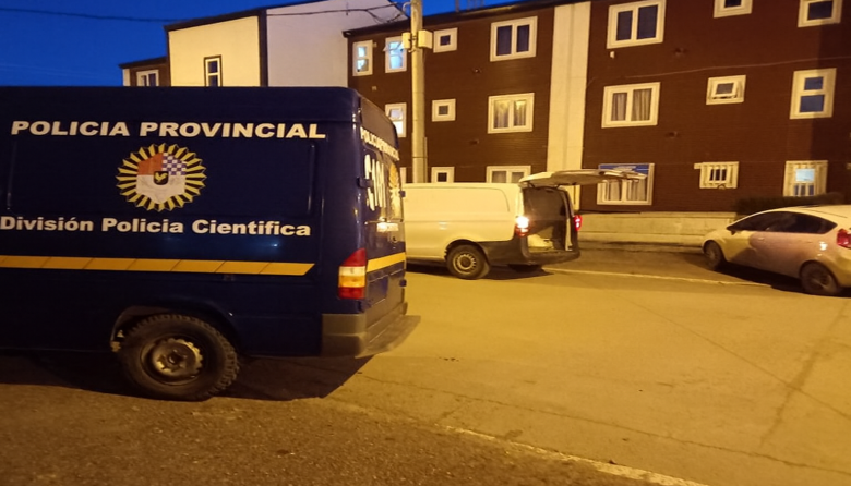 Allanaron la casa de la pareja del fallecido y detuvieron preventivamente a su hermano