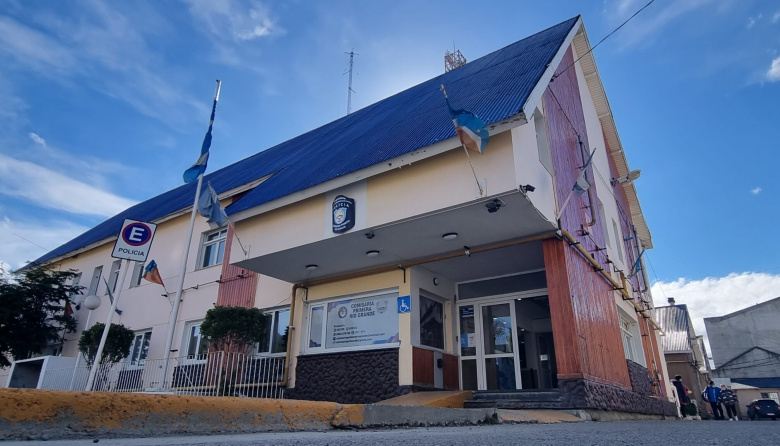 Detuvieron a un hombre que provocó destrozos y agredió a personal de seguridad en un local nocturno