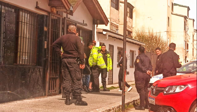 Operativo policial: recuperan celular robado y arrestan a cuatro hombres