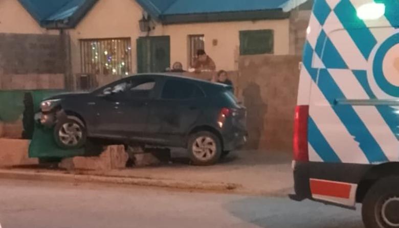 Un conductor sufrió una descompensación y chocó contra un cantero en Chacra 13