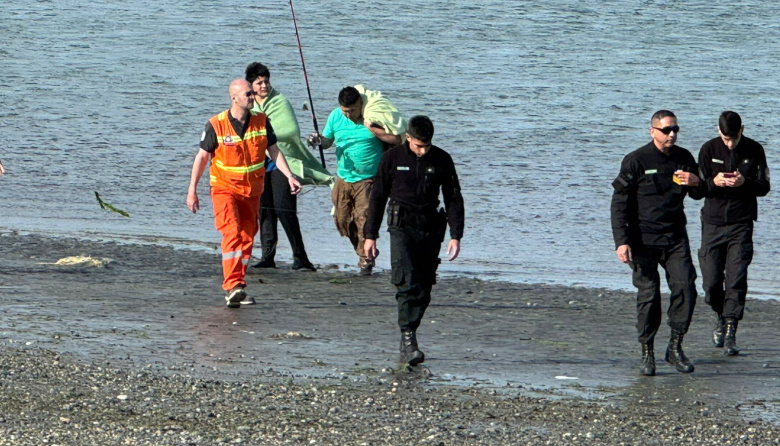 Tres pescadores quedaron rodeados por el agua ante la mirada de decenas de personas