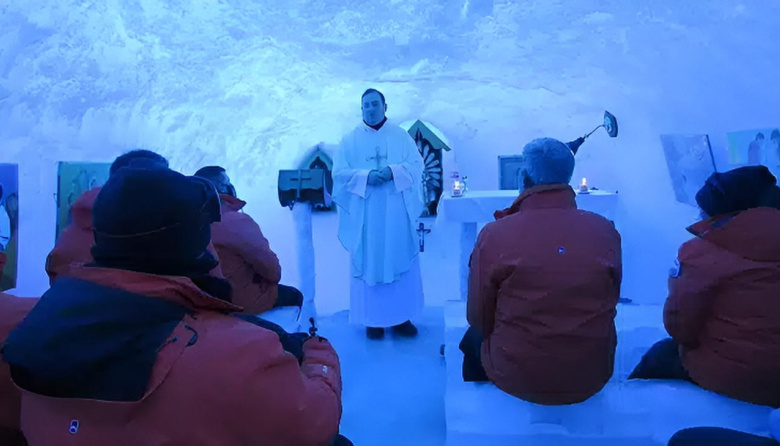 Capilla de hielo en la Antártida Argentina