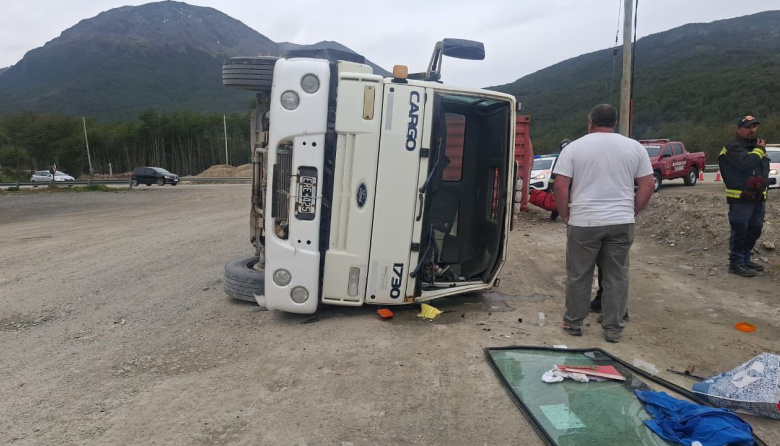 Volcó un camión en el acceso al depósito fiscal de Ushuaia