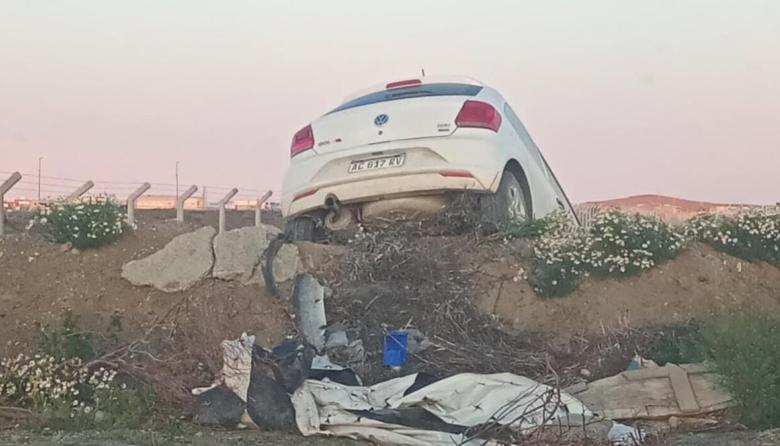 Un auto terminó sobre un montículo y fue hallado sin ocupantes