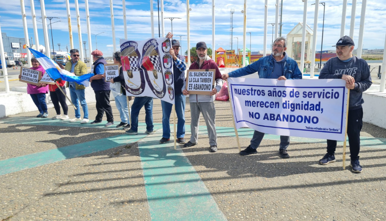 Familias de policías retirados vuelven a reclamar en Río Grande