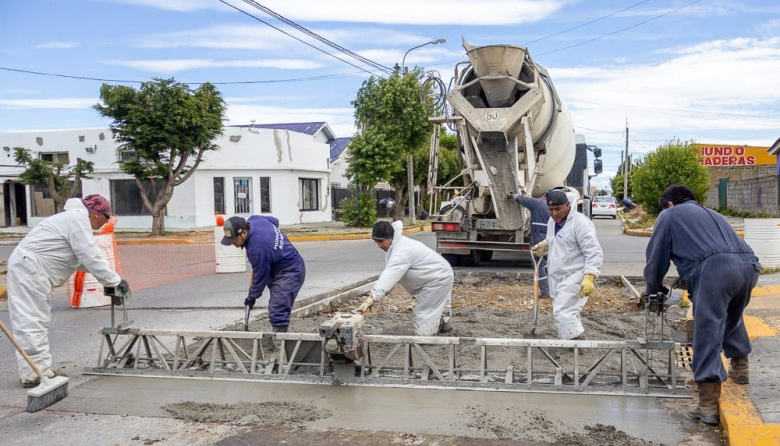 Continúa el plan de mejoras viales con trabajos de hormigonado en la ciudad