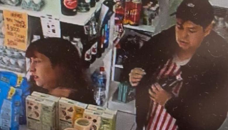Cámaras de seguridad captaron a una pareja robando fernet en Chacra 2
