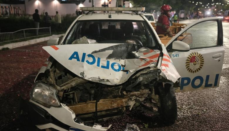 Ushuaia: un patrullero quedó destruido tras un violento choque en pleno centro