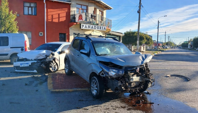 Violento choque en avenida Perón dejó cuatro vehículos involucrados y un conductor hospitalizado