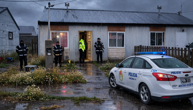 Tras un robo en un vehículo, la Policía allanó viviendas y encontró una tarjeta sustraída