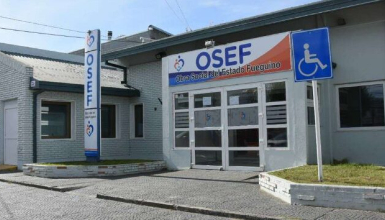 “No me voy a ir hasta que me den la prótesis”: vecina de Río Grande se encadenó para reclamar a OSEF