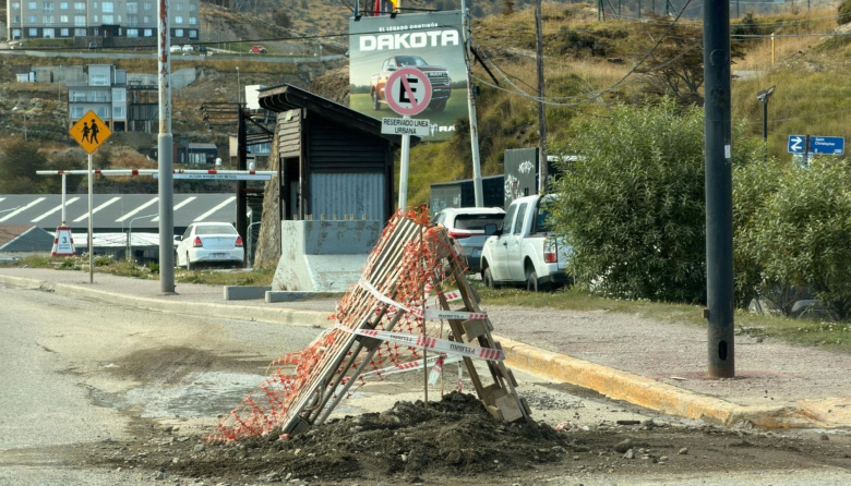Dirección Provincial de Obras y Servicios Sanitarios deja pozo sin señalizar en Ushuaia