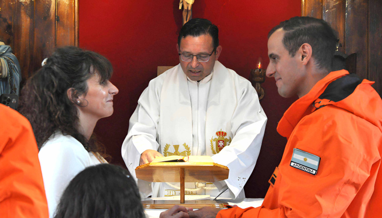 Se casaron en la Base Esperanza