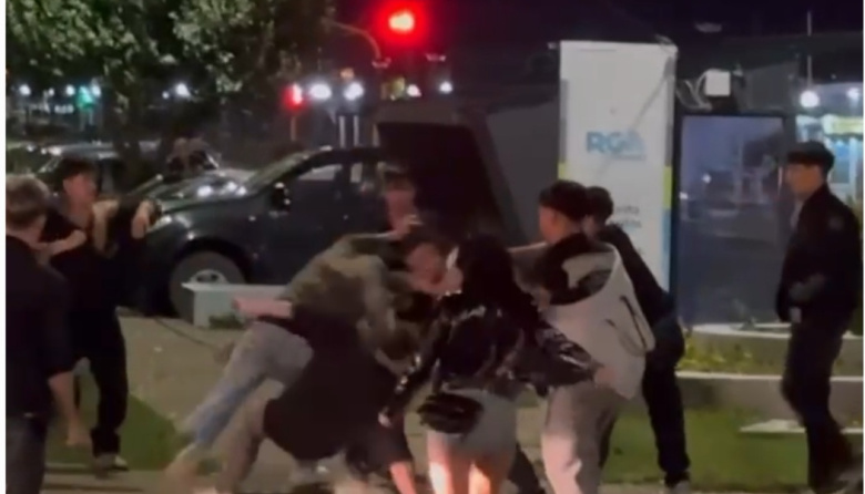 Escándalo a la salida de Plan B: al menos una docena de jóvenes a las piñas