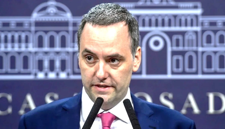 Golpeado por los escándalos, Manuel Adorni reaparece para intentar sostener su lugar en el Gobierno