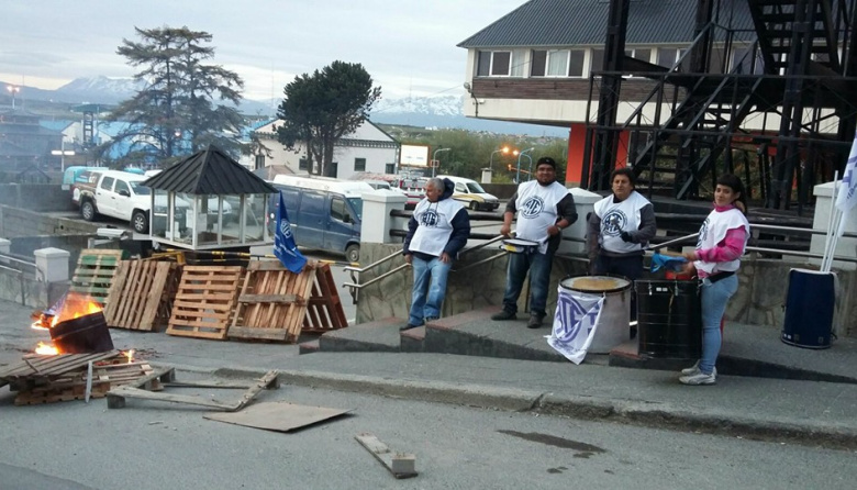 ATE endurece su postura con marcha y protesta en la puerta de Casa de Gobierno