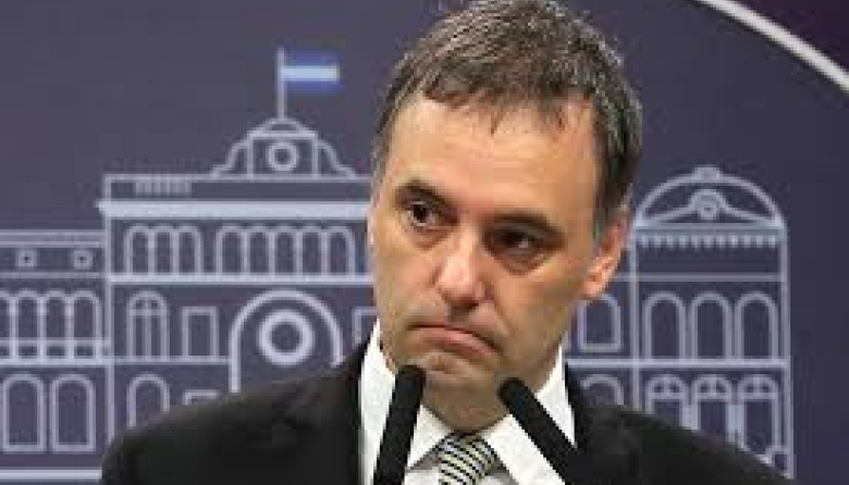 Allanamientos y más sospechas: la Justicia avanza sobre los vuelos privados de Adorni