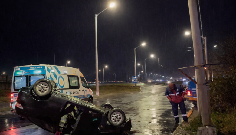 Despiste y vuelco en Río Grande: una mujer fue hospitalizada