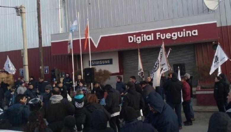 Cinco años sin solución: trabajadores de Digital Fueguina vuelven a reclamar en la puerta de la planta