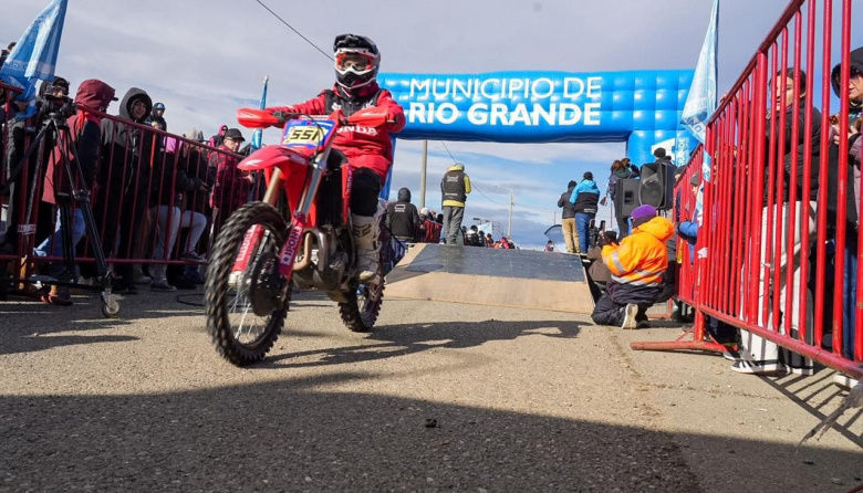 El Municipio acompañó la rampa simbólica de la 42° Vuelta a la Tierra del Fuego