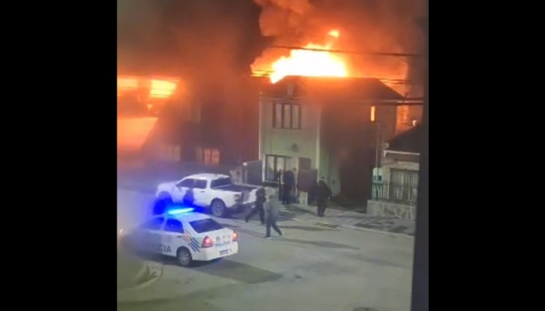 Voraz incendio consumió una vivienda durante la madrugada