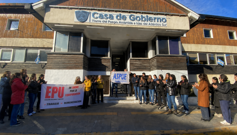 Profesionales estatales exigen aumentos salariales