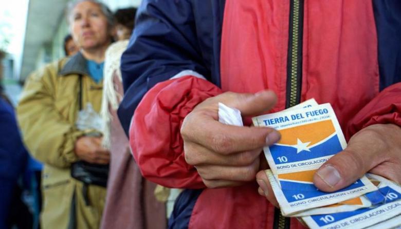 El fantasma de 2001: el Gobierno fueguino analiza emitir una cuasimoneda ante la crisis financiera