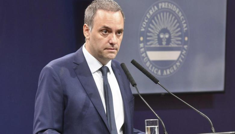 Adorni bajo la lupa: viajes de lujo, dólares en efectivo y un patrimonio que no cierra