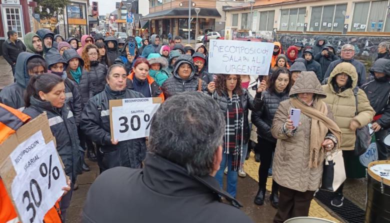 Ushuaia: Municipales vuelven a reclamar sin respaldo gremial