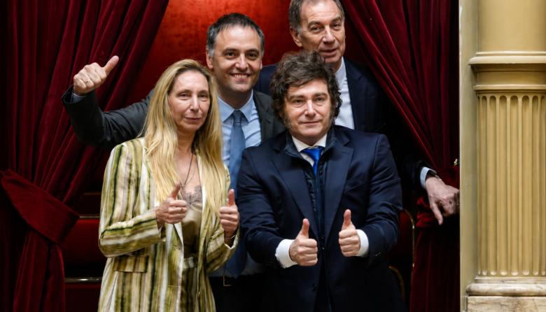 El Gobierno monta una puesta en escena para sostener a Adorni en su momento más crítico