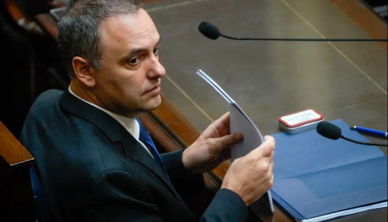 Adorni insite: habla de “mentiras”, niega viajes y asegura que la causa “no tiene gollete