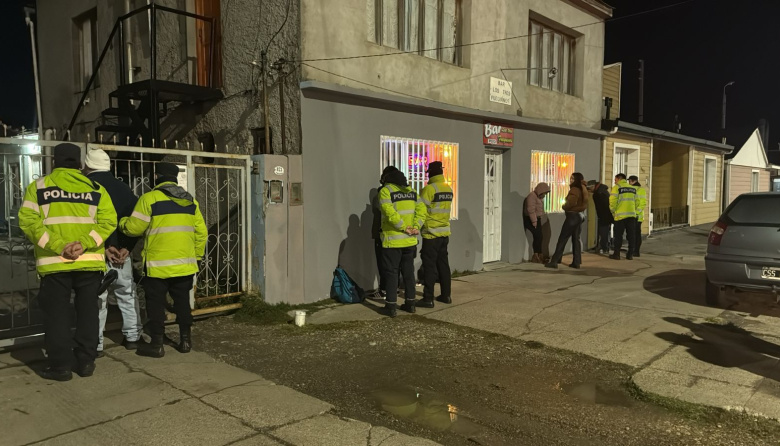 Tres hombres detenidos en Río Grande por intentar comprar con tarjeta robada