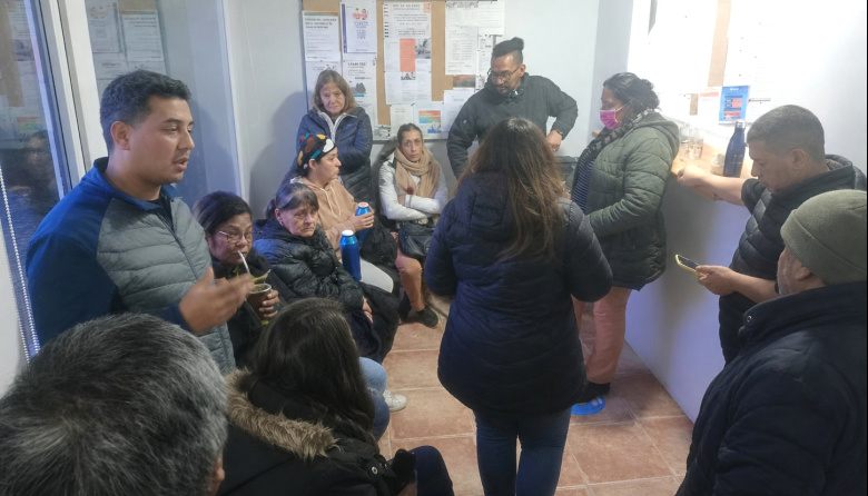 Vecinos de la Margen Sur permanecen en la Delegación y exigen respuestas por el gas