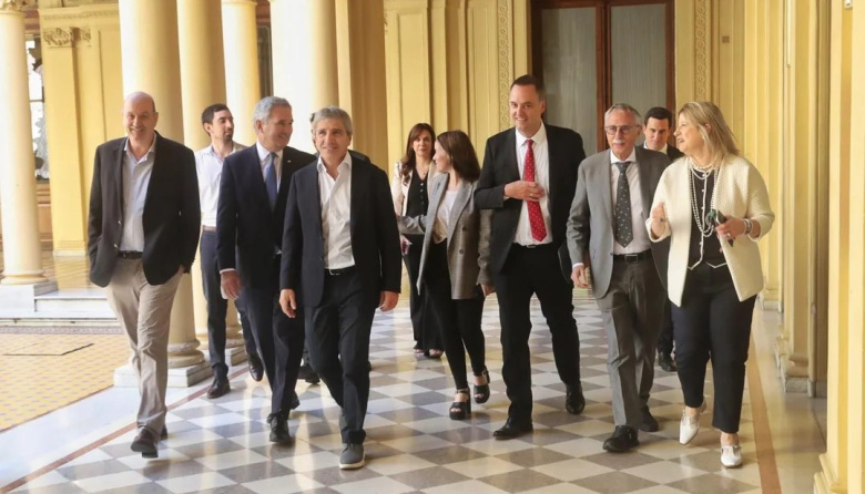 Milei volvió a blindar a Adorni en medio del desgaste político y las sospechas