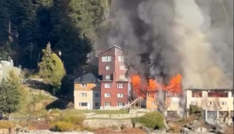 Impactante incendio destruyó parte de un histórico hotel de Bariloche
