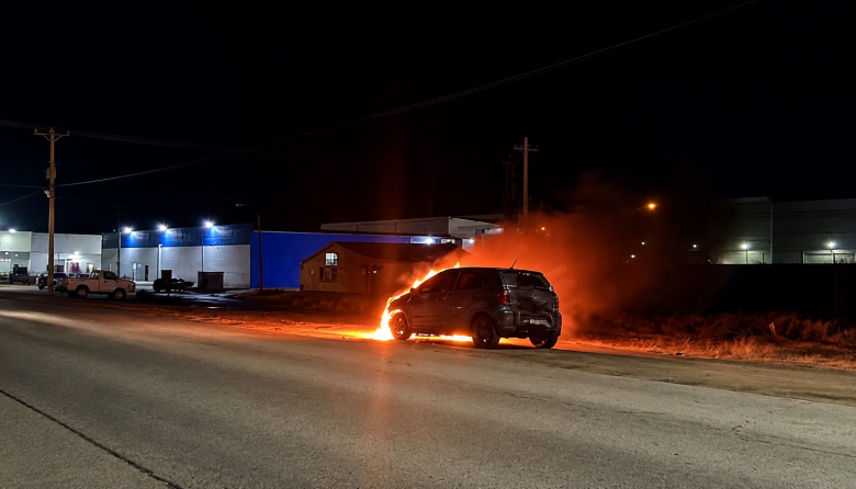 Voraz incendio destruyó un Volkswagen Fox en Ruta 3