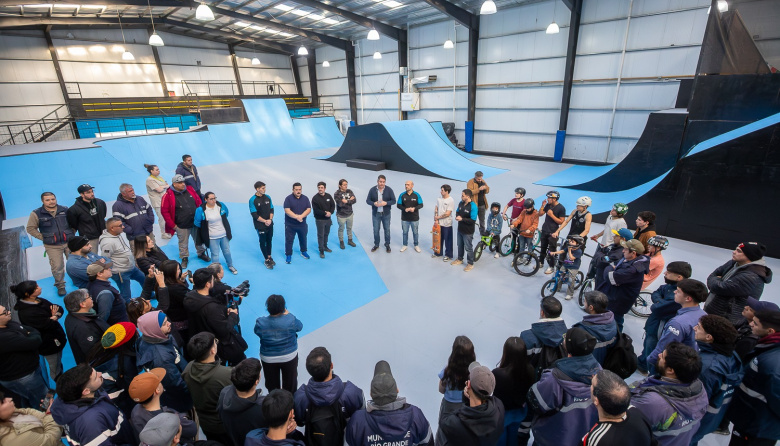Jóvenes y familias ya disfrutan del renovado Parque de Deportes Urbanos de Río Grande