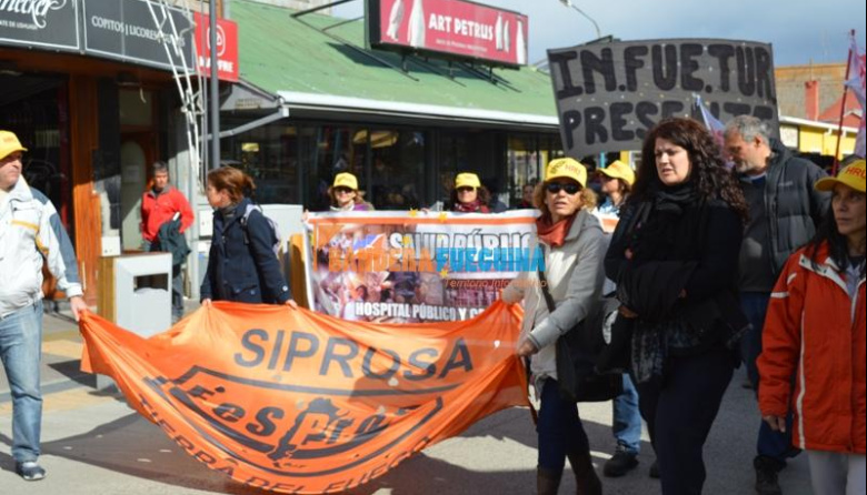 Profesionales marchan y advierten por nuevas medidas de fuerza