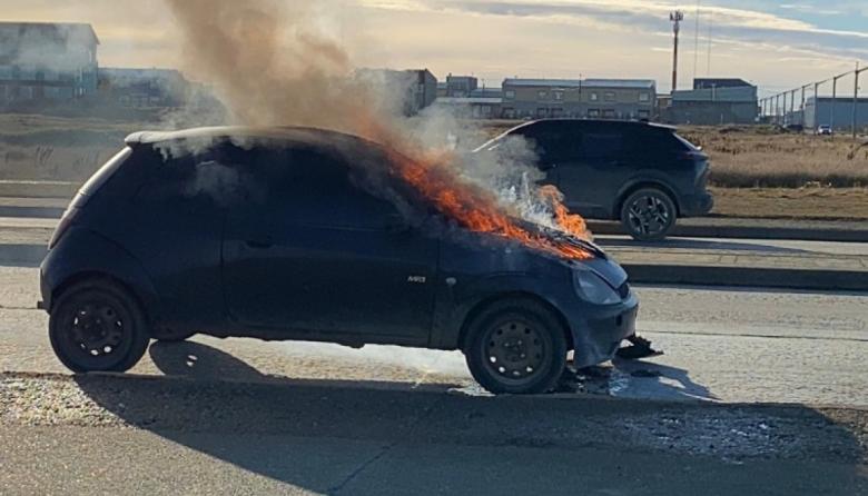 Ford Ka quedó destruido por un incendio en plena avenida San Martín