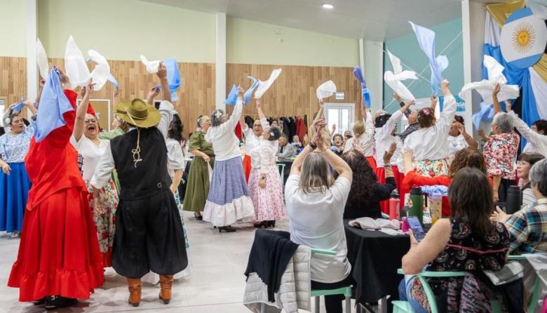 Papa Francisco: Generaciones unidas en una peña folklórica