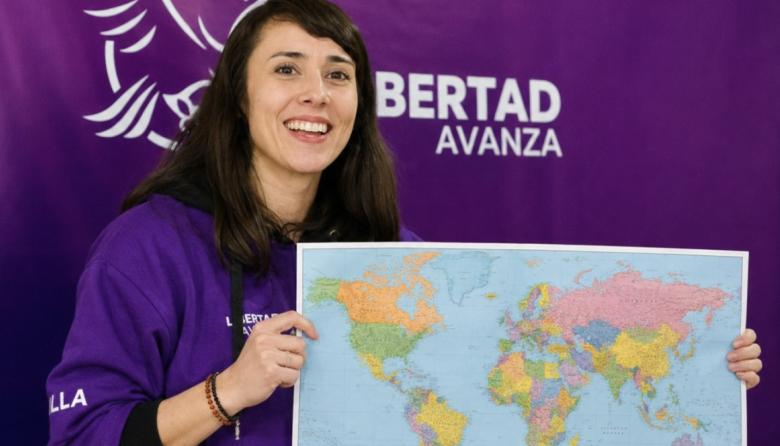 Entre mapas y cámaras: la puesta en escena libertaria que desató el rechazo