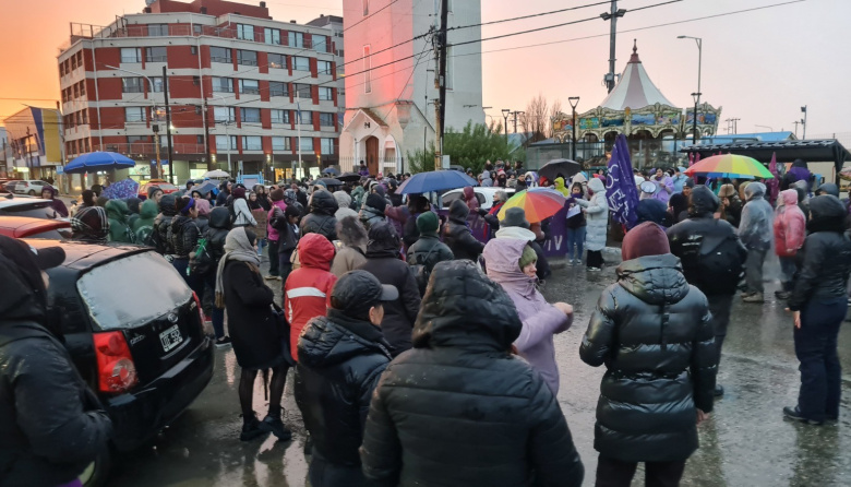 Ni el frío ni la lluvia frenaron la marcha de Ni Una Menos en Río Grande