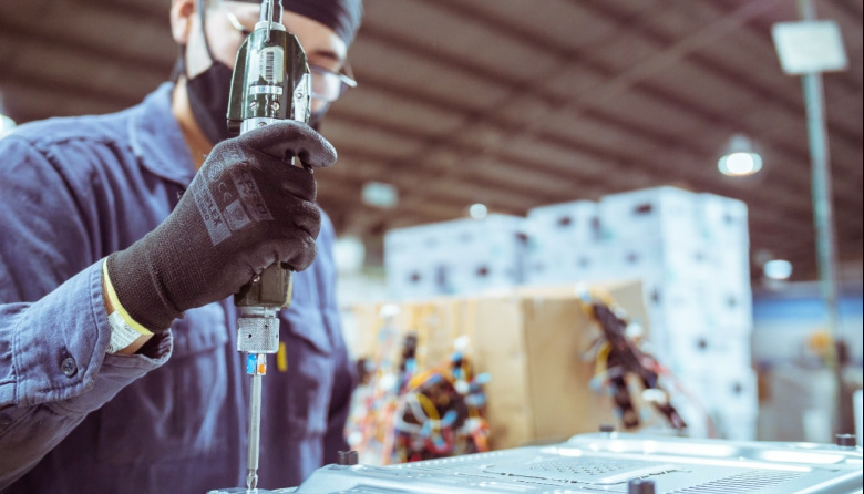 El empleo industrial cayó 32,5% en un año, aunque la electrónica mostró una leve recuperación