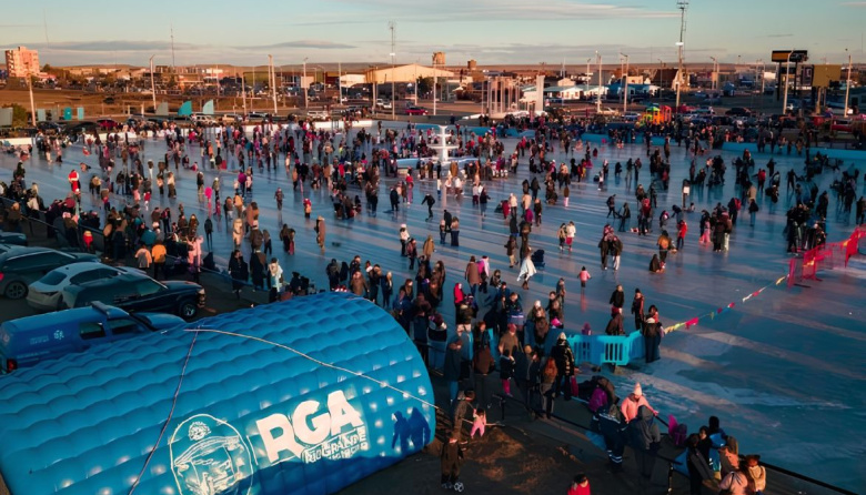 Gran convocatoria en la pista de hielo del Cono de Sombra durante las vacaciones